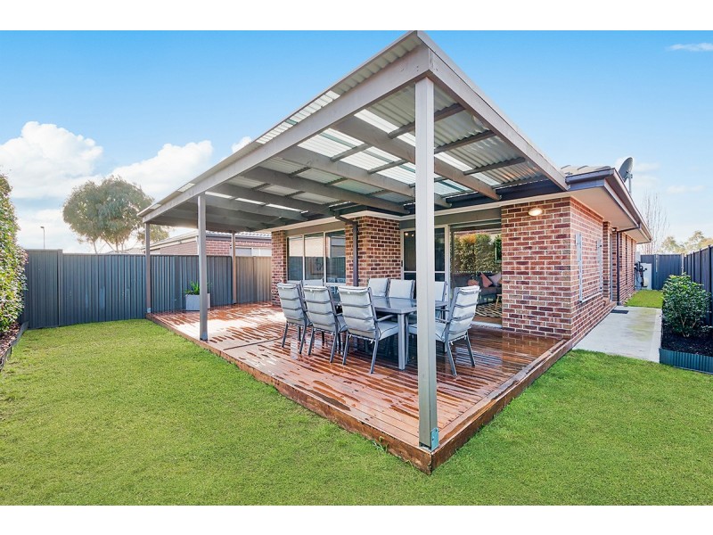 4 Stonebank Grove, Cranbourne East VIC 3977