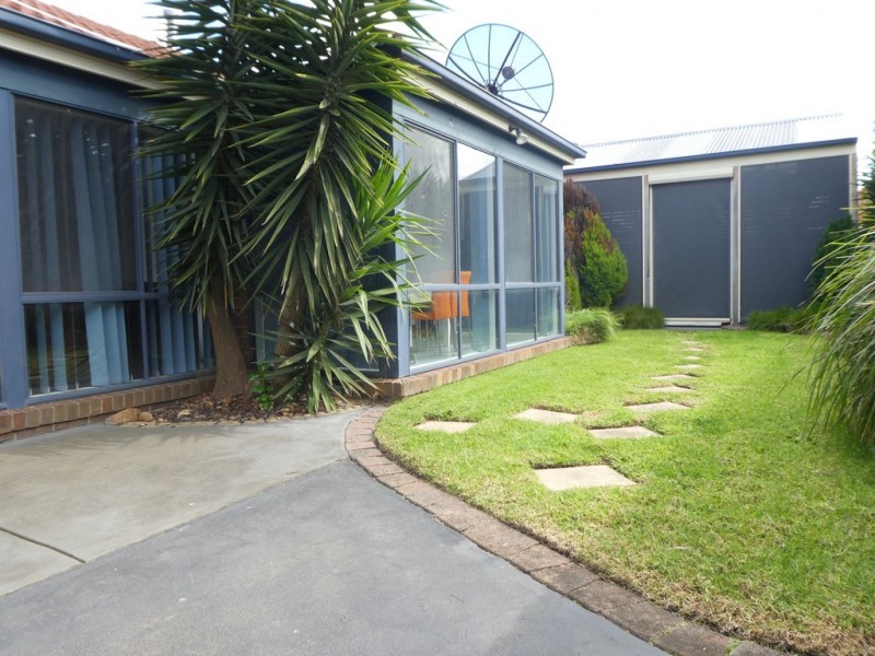 6 Dennis Close, Lynbrook VIC 3975