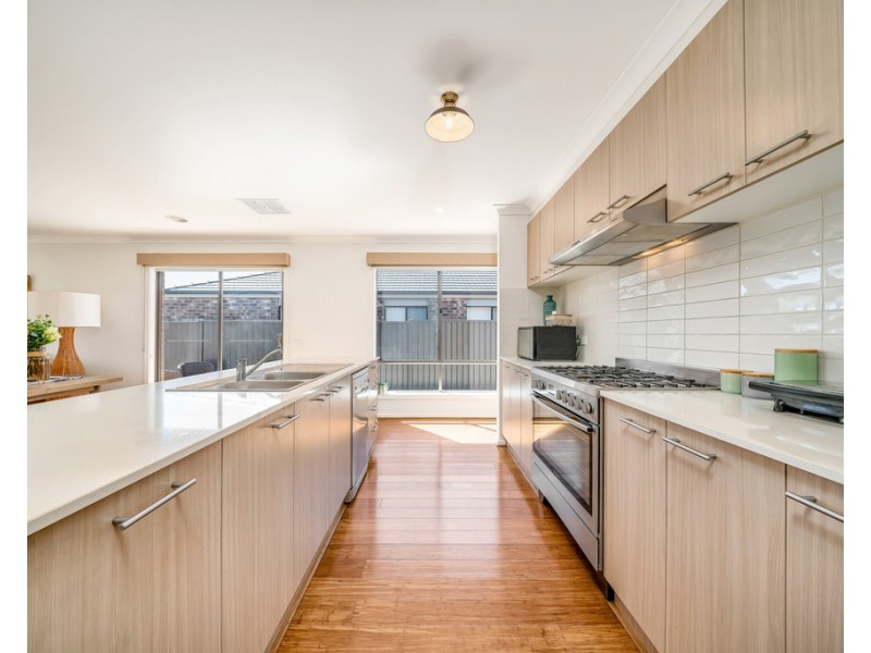 84 Elmslie Drive, Cranbourne East VIC 3977