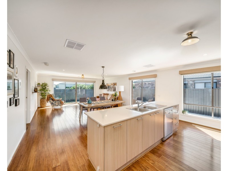 84 Elmslie Drive, Cranbourne East VIC 3977