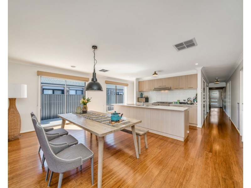 84 Elmslie Drive, Cranbourne East VIC 3977