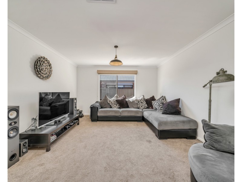 84 Elmslie Drive, Cranbourne East VIC 3977