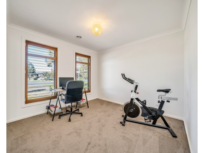 84 Elmslie Drive, Cranbourne East VIC 3977
