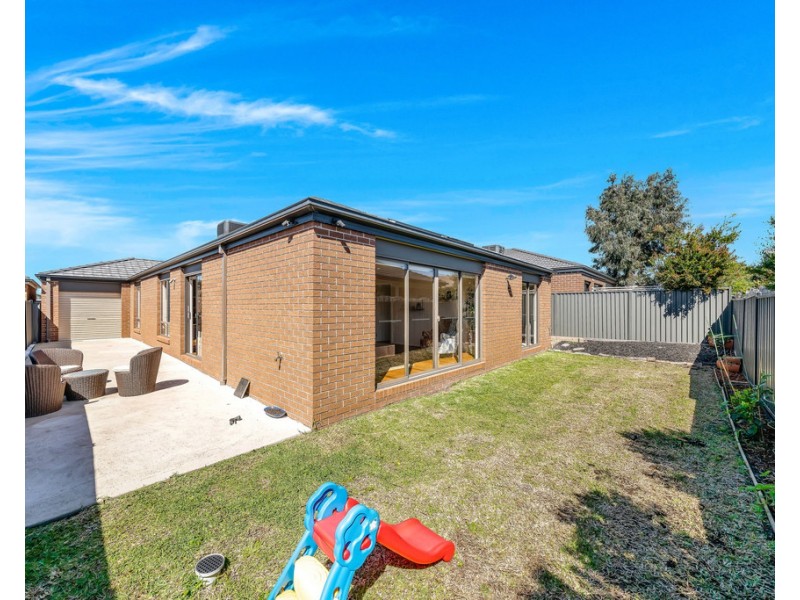 84 Elmslie Drive, Cranbourne East VIC 3977