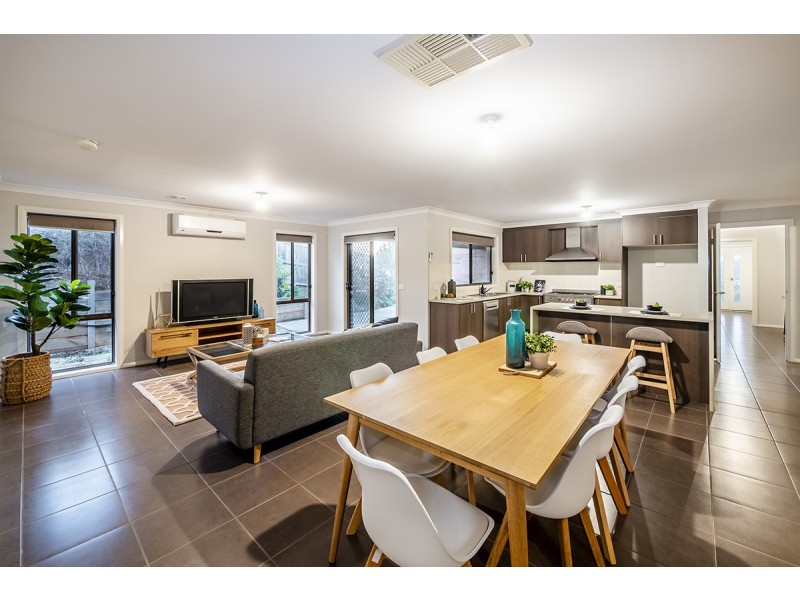 27 Claudia Crescent, Drouin VIC 3818