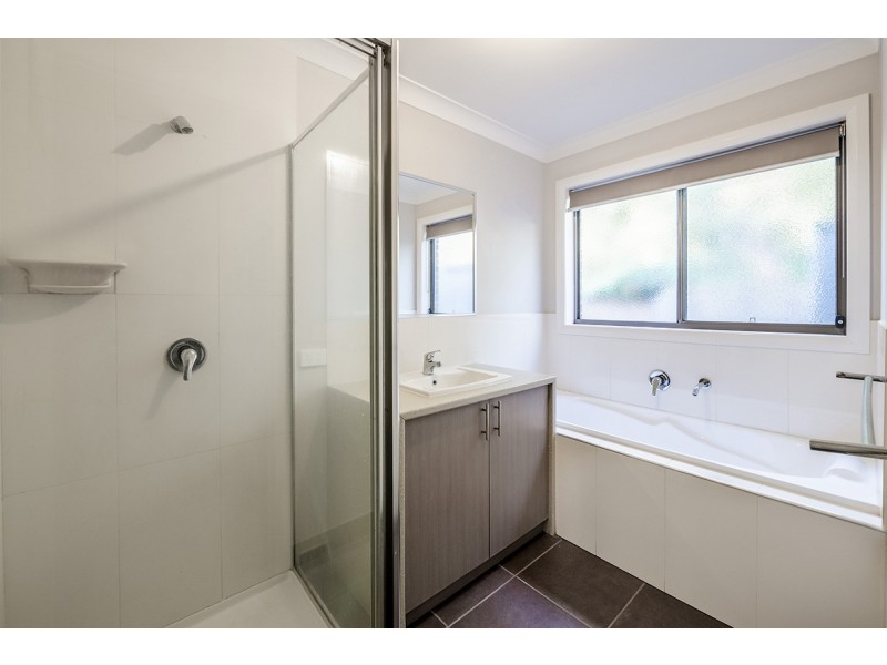 27 Claudia Crescent, Drouin VIC 3818