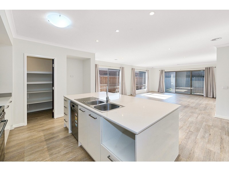 35 Everard Avenue, Clyde North VIC 3978