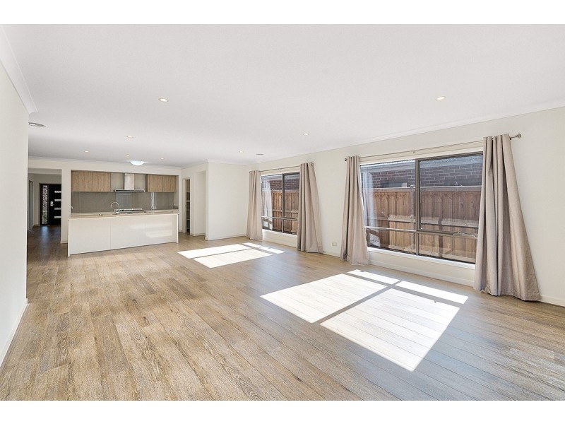 35 Everard Avenue, Clyde North VIC 3978