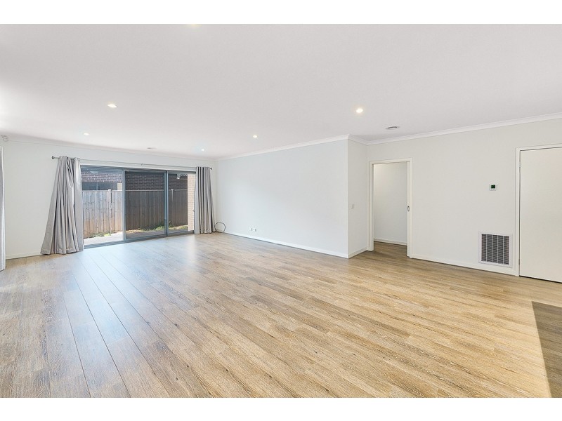 35 Everard Avenue, Clyde North VIC 3978