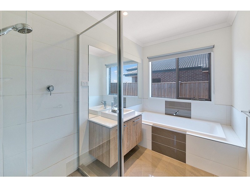 35 Everard Avenue, Clyde North VIC 3978