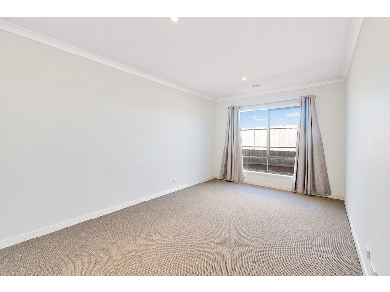 35 Everard Avenue, Clyde North VIC 3978