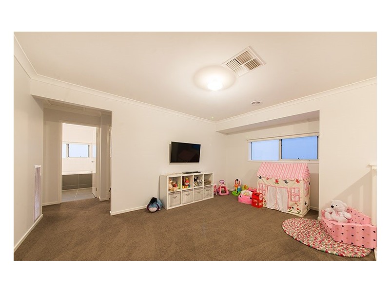 4 Mossey Crescent, Cranbourne East VIC 3977