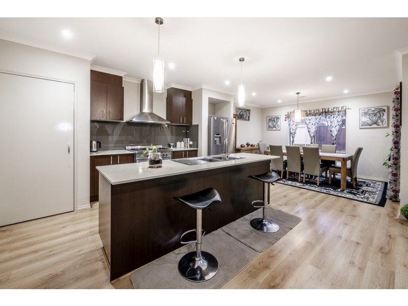 23 Elmsford Crescent, Cranbourne West VIC 3977