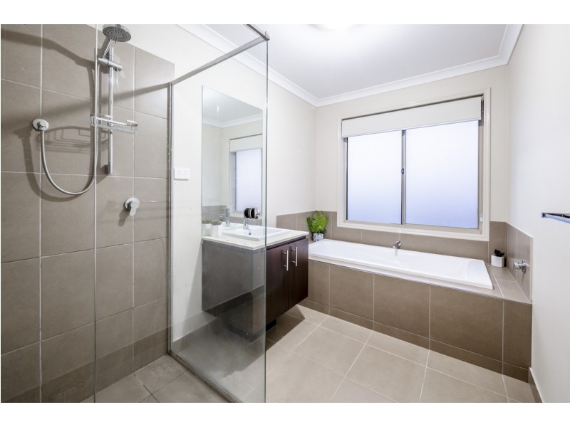 23 Elmsford Crescent, Cranbourne West VIC 3977