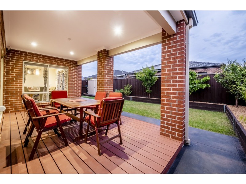 23 Elmsford Crescent, Cranbourne West VIC 3977