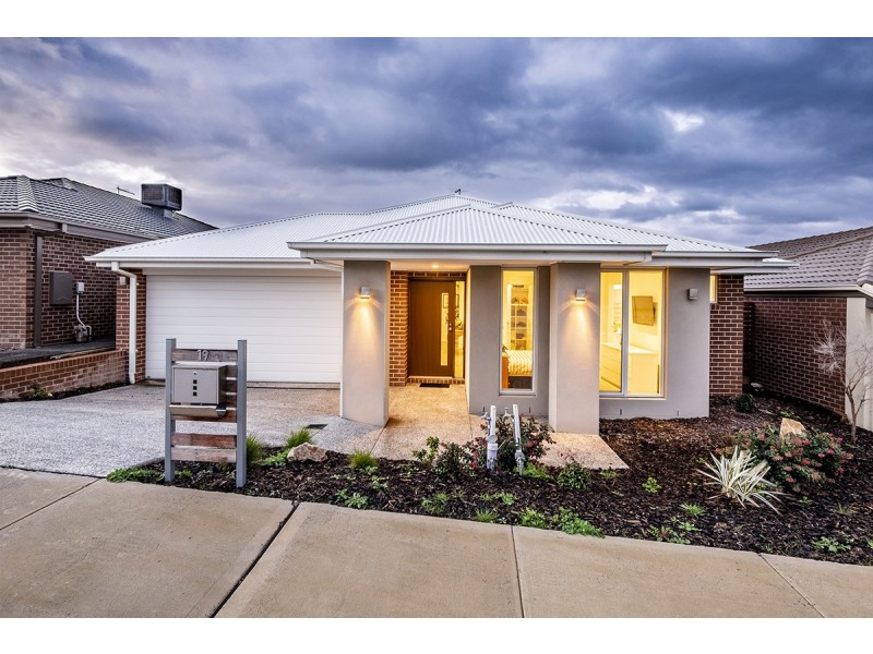 19 Wheelwright Street, Clyde North VIC 3978