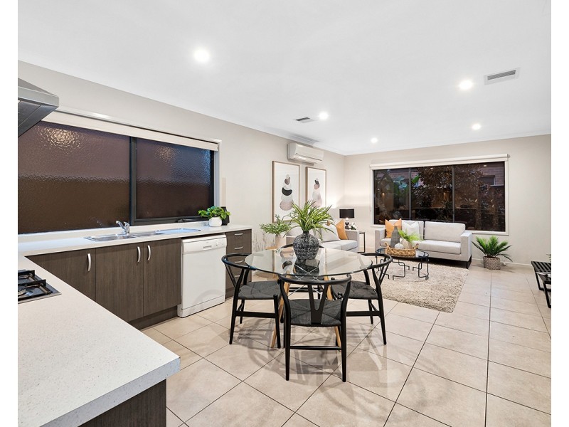 41 Royaloak Crescent, Cranbourne East VIC 3977