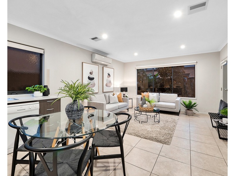 41 Royaloak Crescent, Cranbourne East VIC 3977