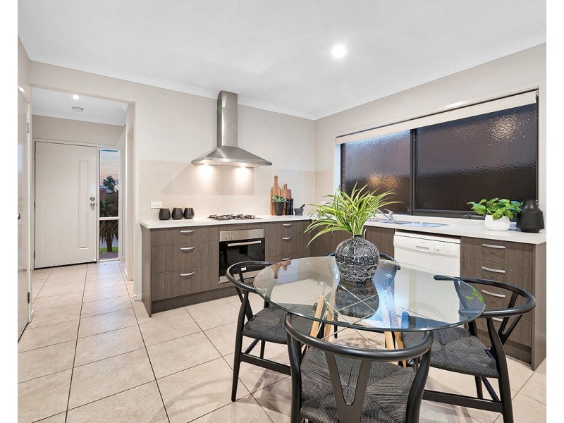 41 Royaloak Crescent, Cranbourne East VIC 3977