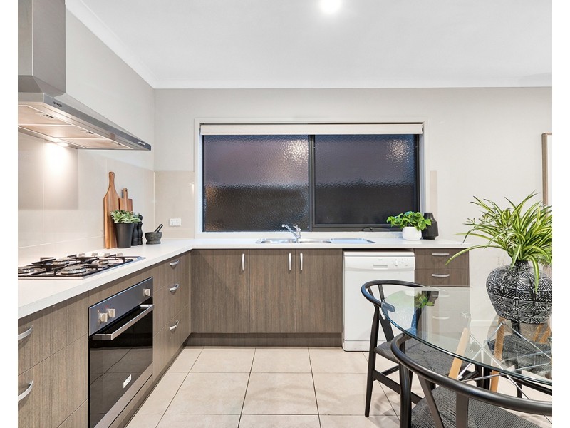 41 Royaloak Crescent, Cranbourne East VIC 3977