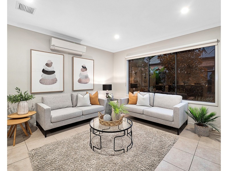 41 Royaloak Crescent, Cranbourne East VIC 3977