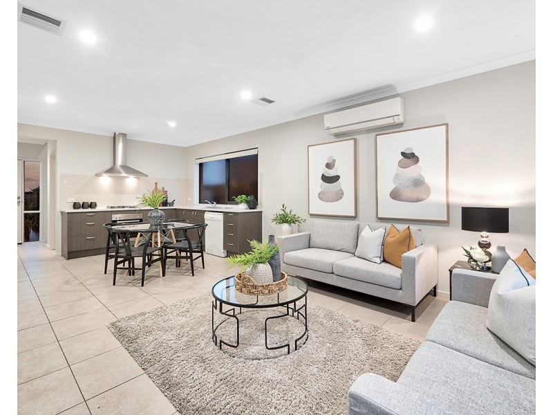 41 Royaloak Crescent, Cranbourne East VIC 3977