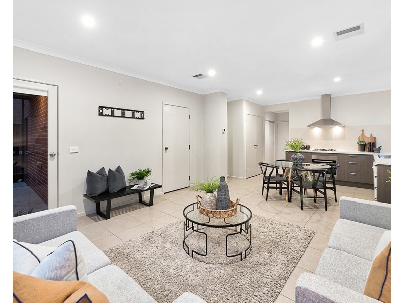 41 Royaloak Crescent, Cranbourne East VIC 3977