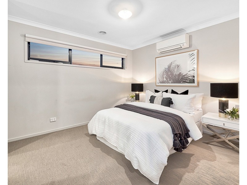 41 Royaloak Crescent, Cranbourne East VIC 3977