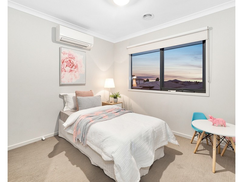41 Royaloak Crescent, Cranbourne East VIC 3977