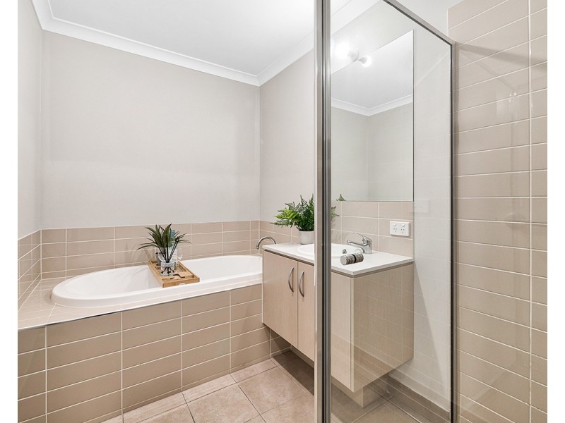 41 Royaloak Crescent, Cranbourne East VIC 3977