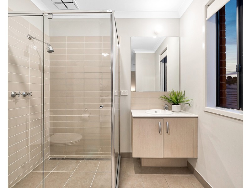 41 Royaloak Crescent, Cranbourne East VIC 3977