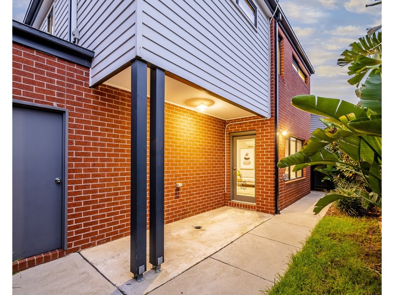 41 Royaloak Crescent, Cranbourne East VIC 3977