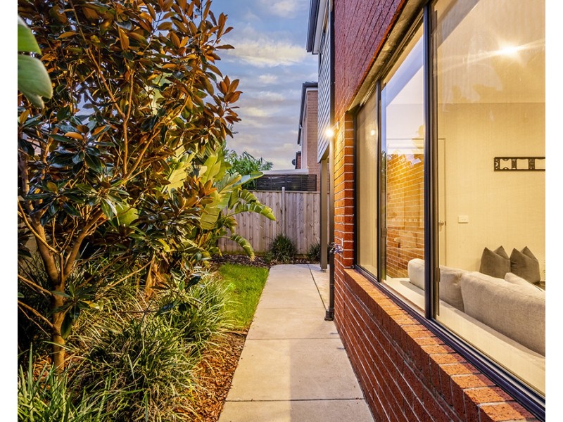 41 Royaloak Crescent, Cranbourne East VIC 3977