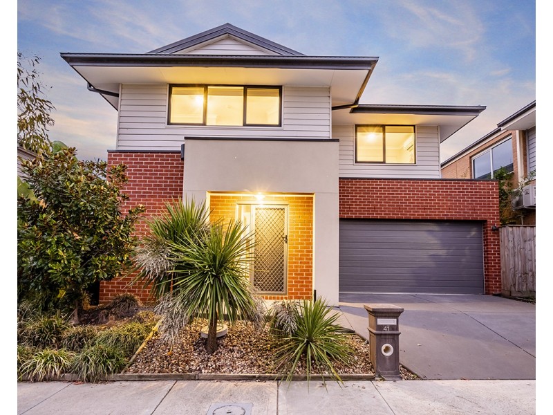 41 Royaloak Crescent, Cranbourne East VIC 3977