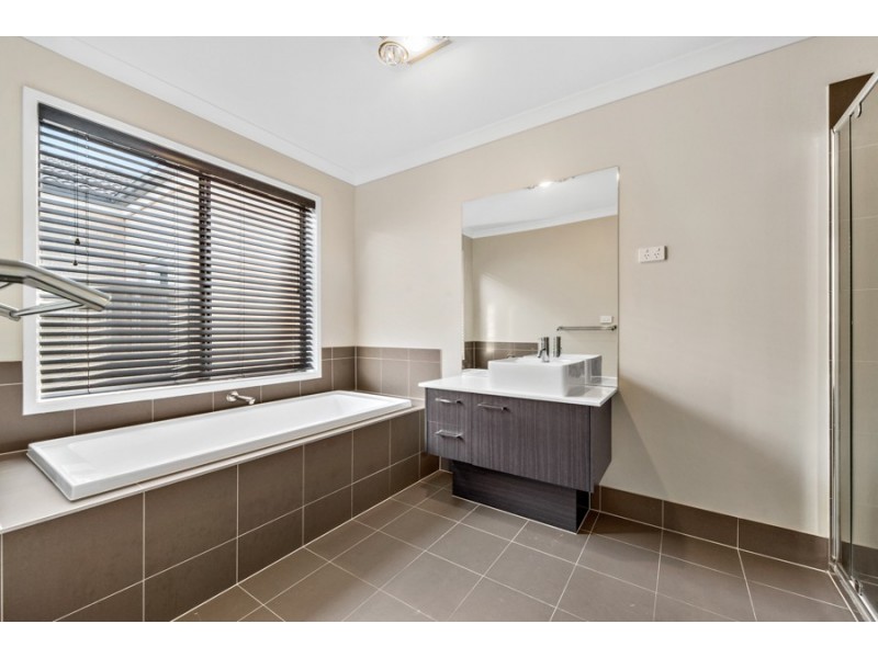13 Jupiter Crescent, Cranbourne West VIC 3977