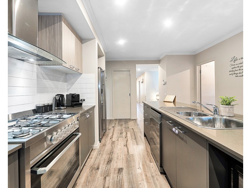 8 Elodea Way, Cranbourne North VIC 3977