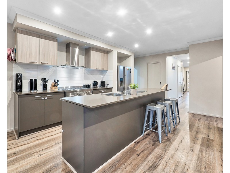 8 Elodea Way, Cranbourne North VIC 3977