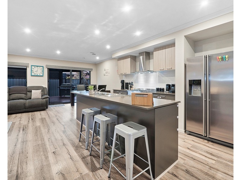 8 Elodea Way, Cranbourne North VIC 3977