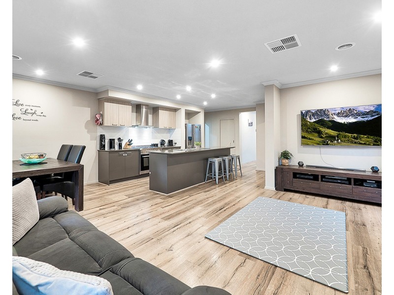 8 Elodea Way, Cranbourne North VIC 3977