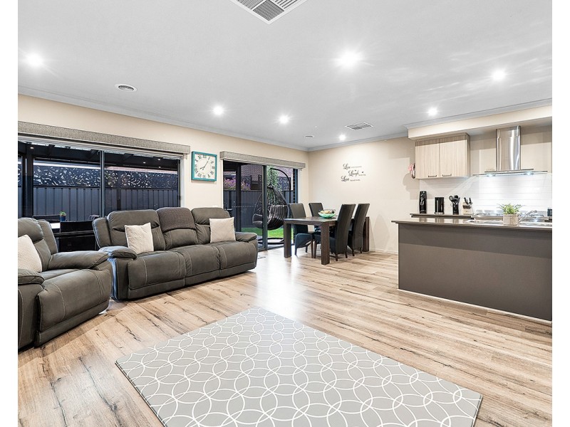 8 Elodea Way, Cranbourne North VIC 3977