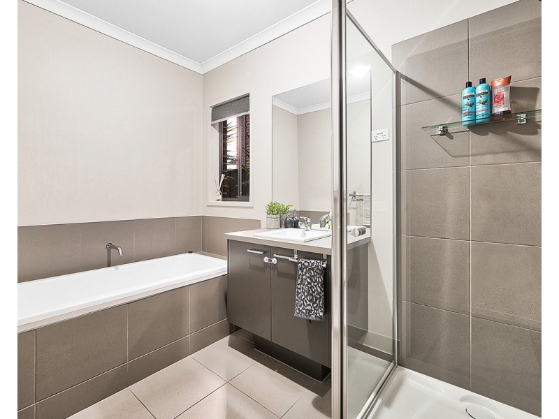 8 Elodea Way, Cranbourne North VIC 3977