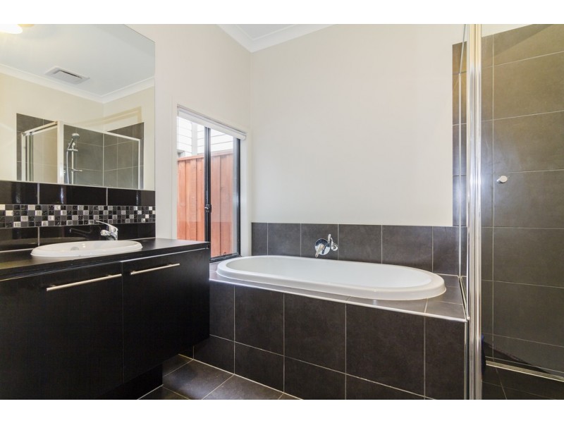 5 Eminence Drive, Cranbourne West VIC 3977