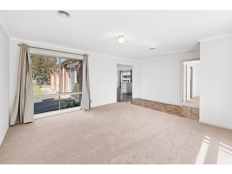 8 Rimes Close, Cranbourne West VIC 3977