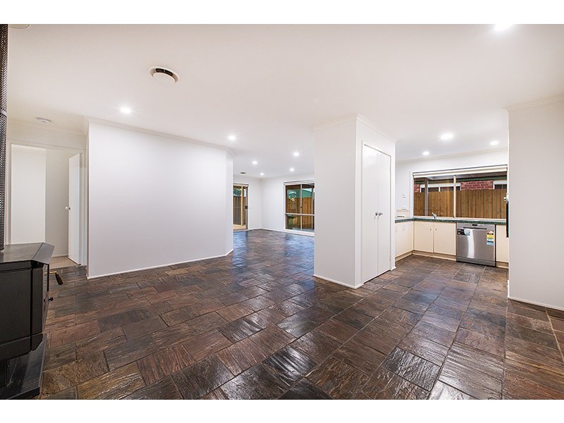 5 Friendship Close, Cranbourne West VIC 3977