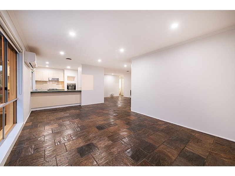 5 Friendship Close, Cranbourne West VIC 3977