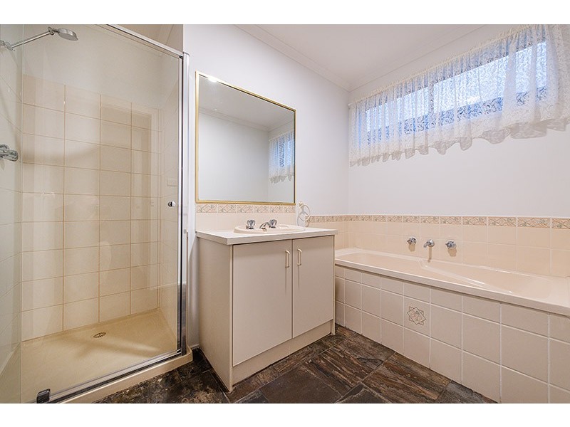 5 Friendship Close, Cranbourne West VIC 3977