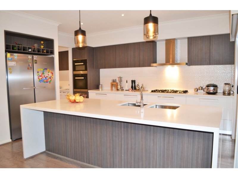 3 Hibernia Place, Cranbourne East VIC 3977