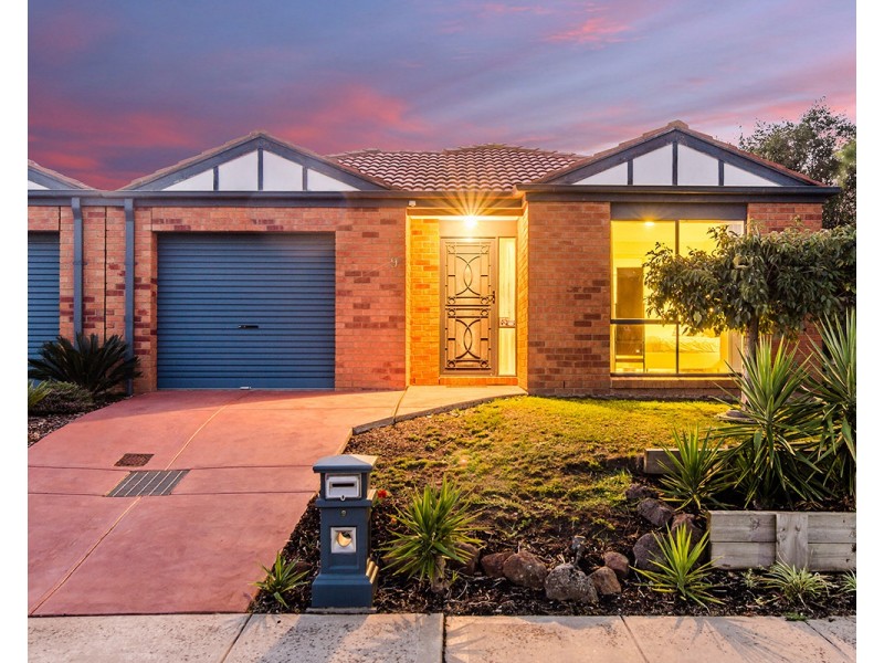 9 Staunton Walk, Cranbourne East VIC 3977