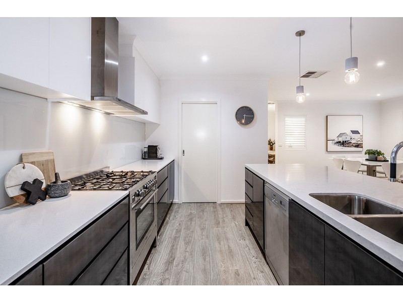 11 Greenglade Way, Cranbourne East VIC 3977