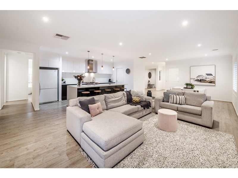11 Greenglade Way, Cranbourne East VIC 3977